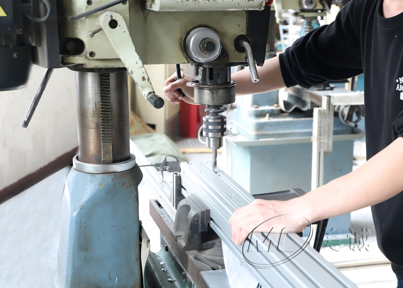 工業鋁型材<i style='color:red'>精加工</i>廠家，如何做到<i style='color:red'>精加工</i>？